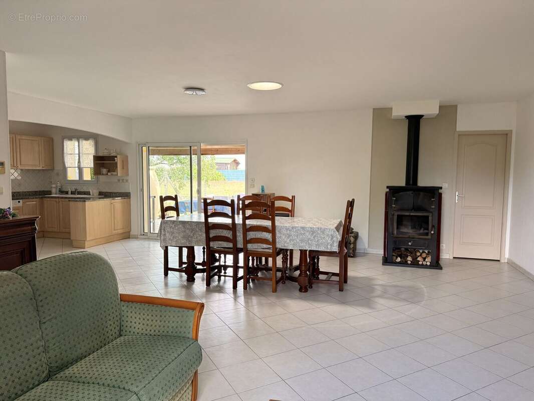 Maison 136 m² à Grezac  - photo 4