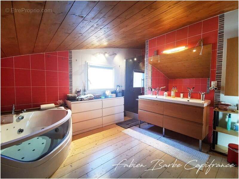 Maison à NEANT-SUR-YVEL