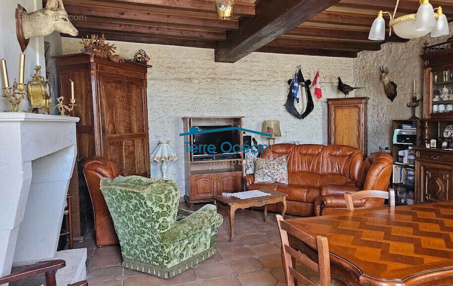 Maison 155 m² à Saint-Romain-De-Benet  - photo 3