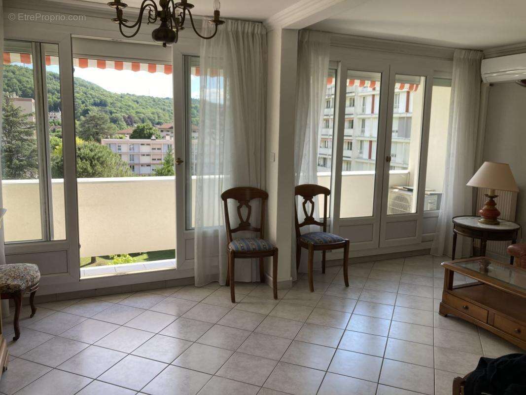 Appartement à SAINT-MARTIN-D'HERES