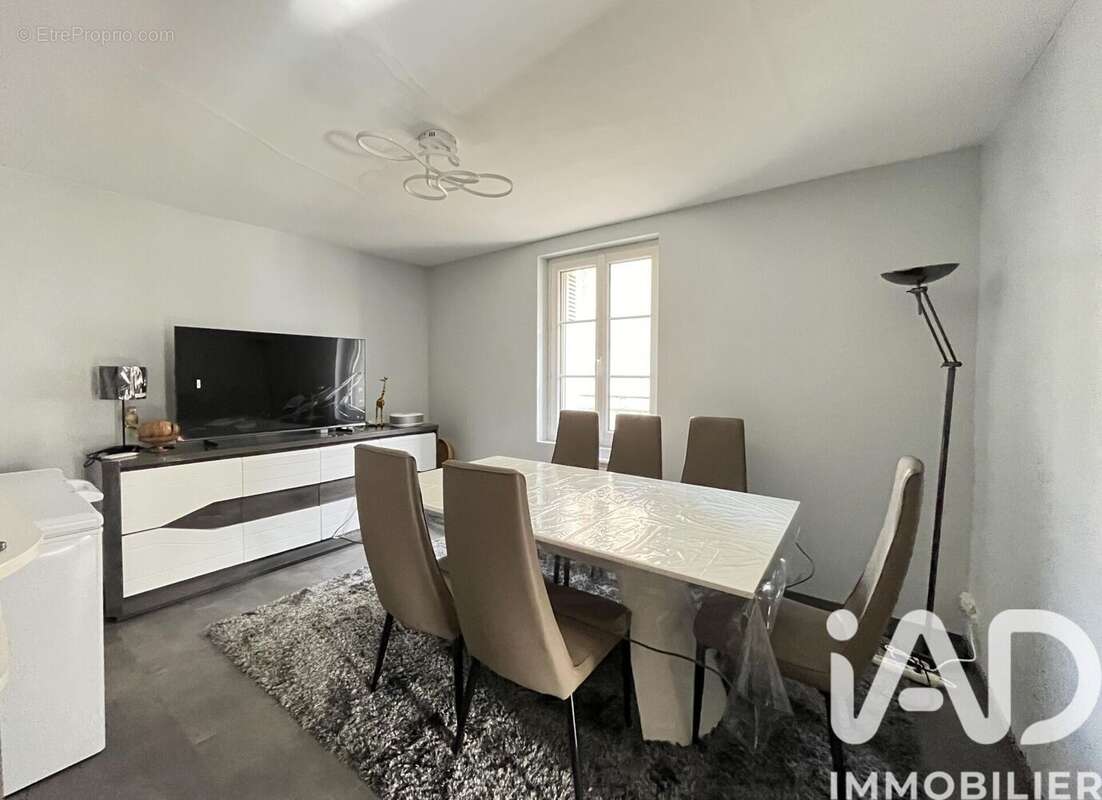 Maison 106 m² à La Celle-Guenand  - photo 5