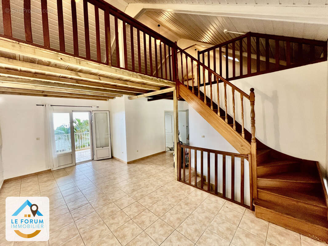 Tampon 97430 - villa f3/4 + mezzanine - cellier - garage - proche commerces et clinique - photo 3