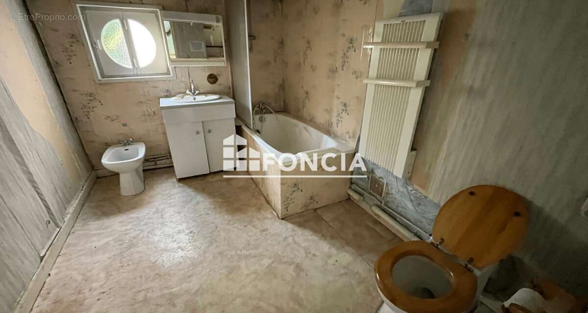 Maison à SAINT-JEAN-DE-LA-MOTTE