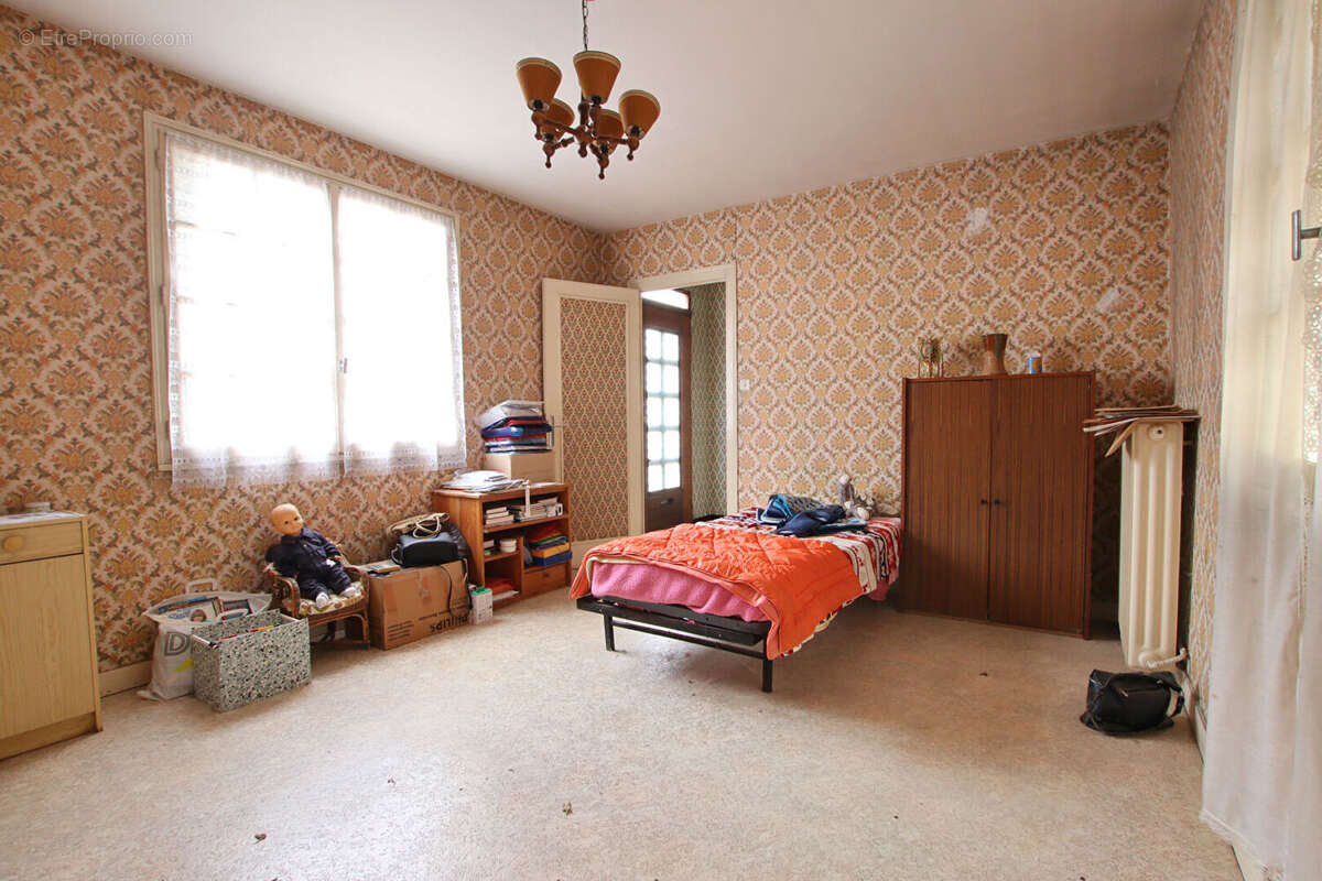 Vouillé, maison de village à rénover - photo 11