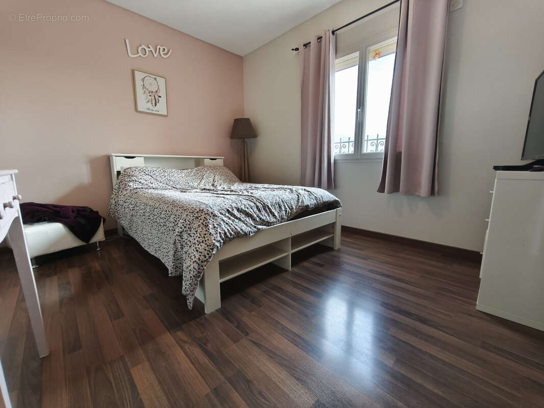 Villa 22O m2 , vue dégagée , piscine & terrain de 1800 m2 - photo 9