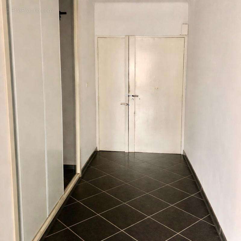 Centre ville toulon - tout a proximite - appartement de type 3 - cellier - - photo 2