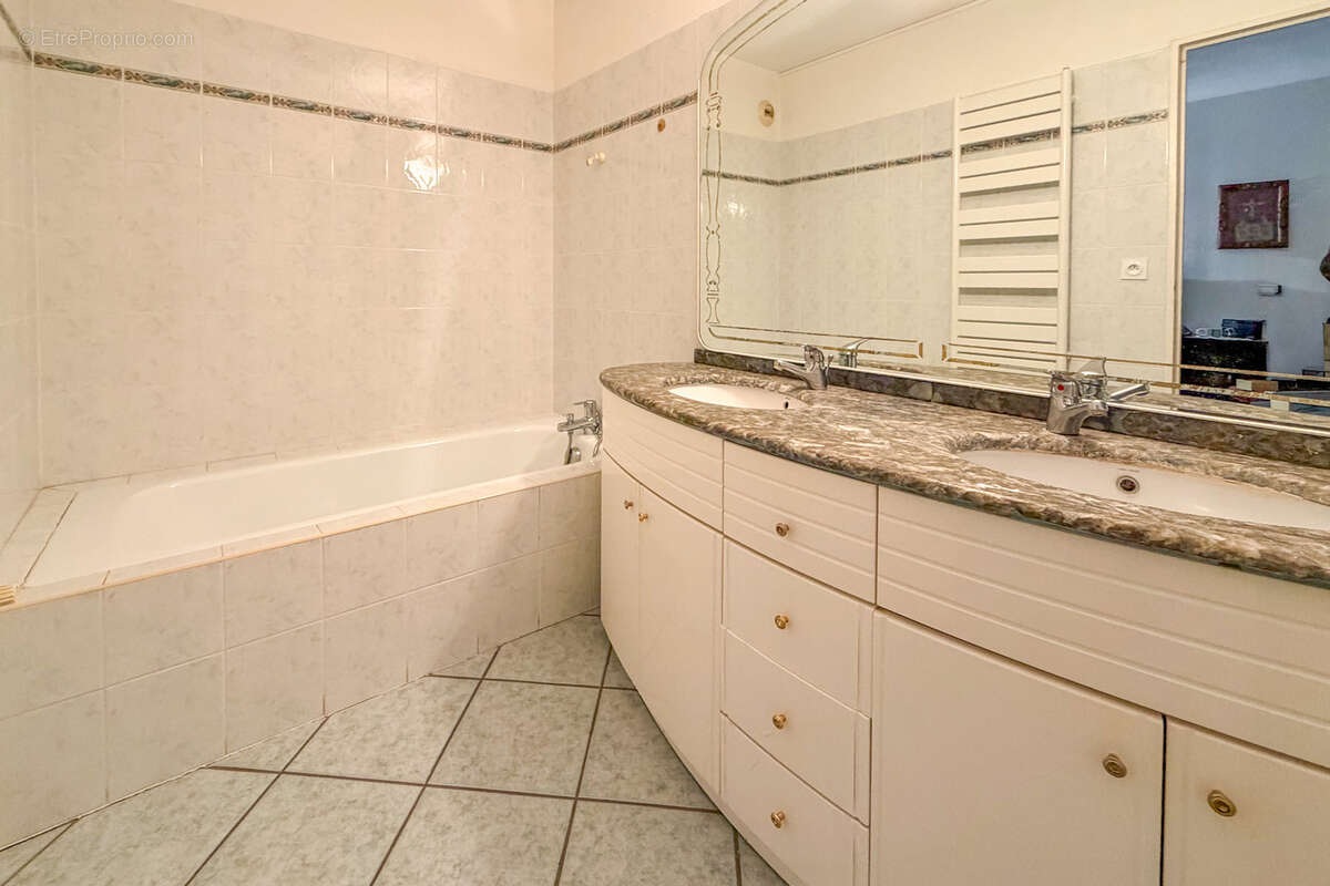 Appartement à LA LONDE-LES-MAURES