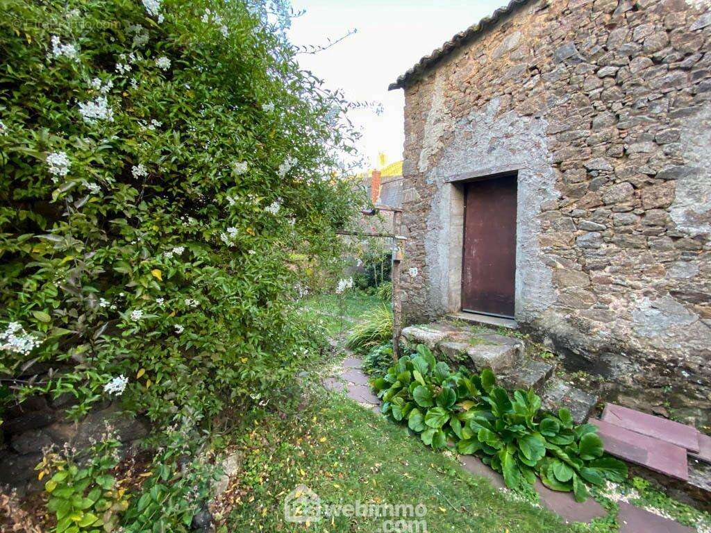 A l'extérieur, une dépendance en pierre, - Maison à POUZAUGES