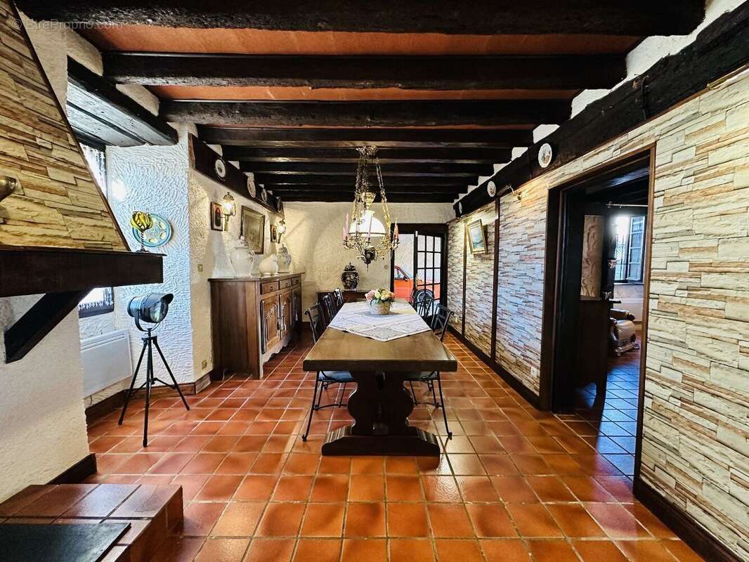 Grande maison de village sur la commune de Prat-Bonrepaux 09160. - photo 9