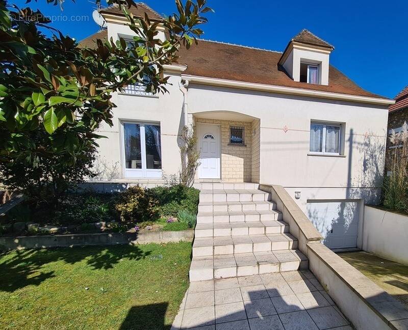 Maison à SAINTE-GENEVIEVE-DES-BOIS