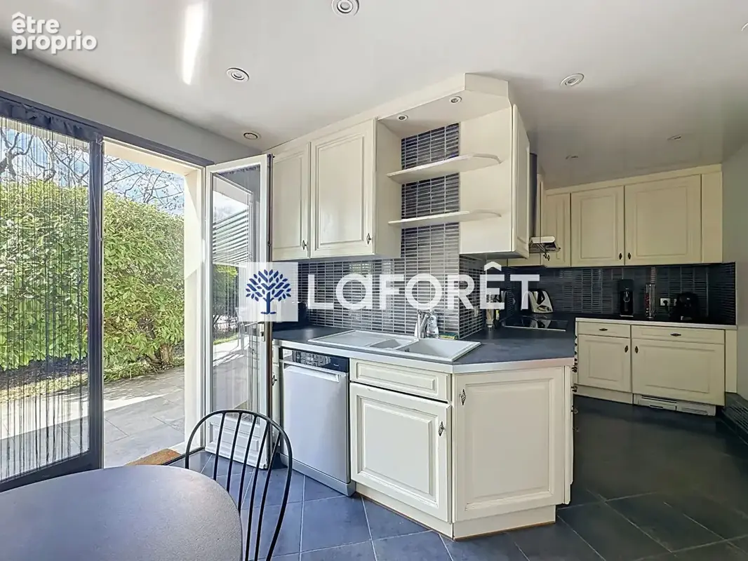 Maison familiale pleine d'atouts : 4 chambres, jardin sans vis-à-vis et cadre privilégié - photo 4