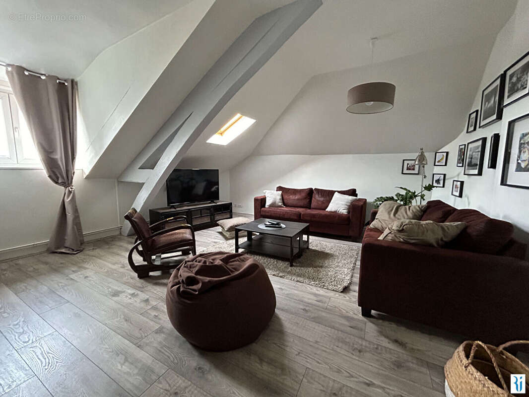 A vendre appartement F3 au 3ème et dernier étage d'un hôtel particulier. - photo 5