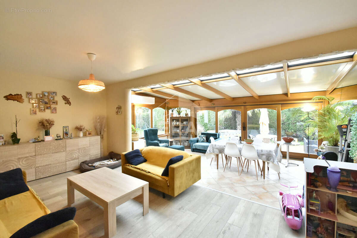 Maison à LA QUEUE-LES-YVELINES