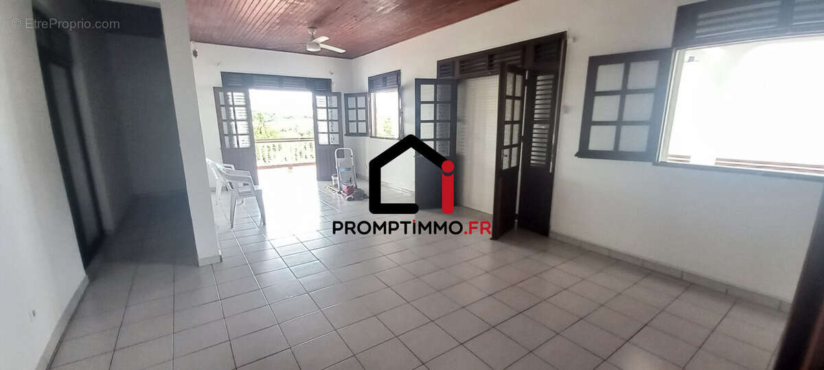 SALON T4 - Maison à LE ROBERT