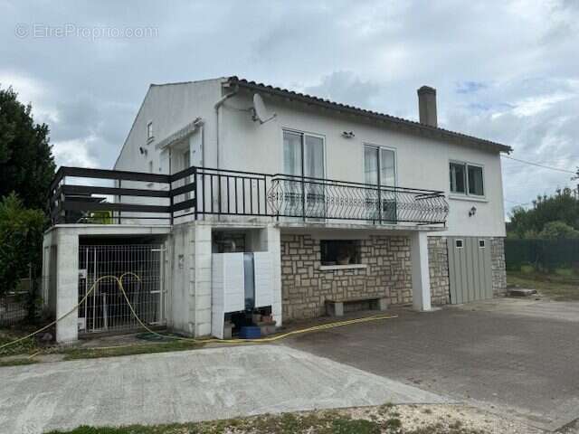 Maison 96 m² à Chaniers  - photo 2
