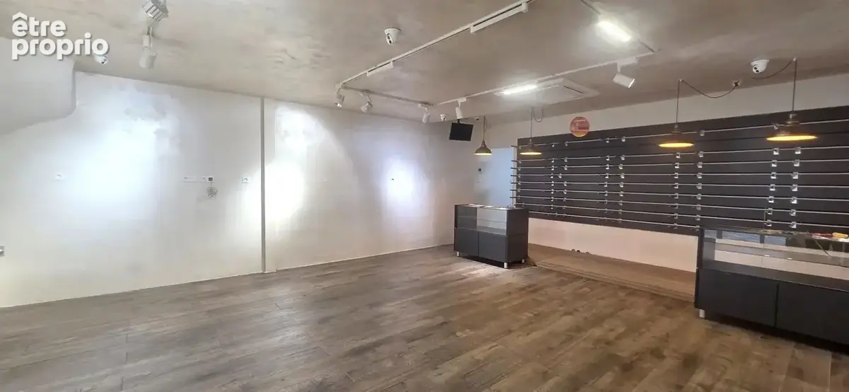 CUGES LES PINS-IMMEUBLE-A VENDRE-LOCAL-T2 EN DUPLEX-HYPER