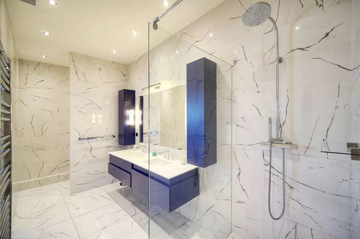 4 pièces rénové – Immeuble Bourgeois Cannes Centre – Prestations luxueuses - photo 12