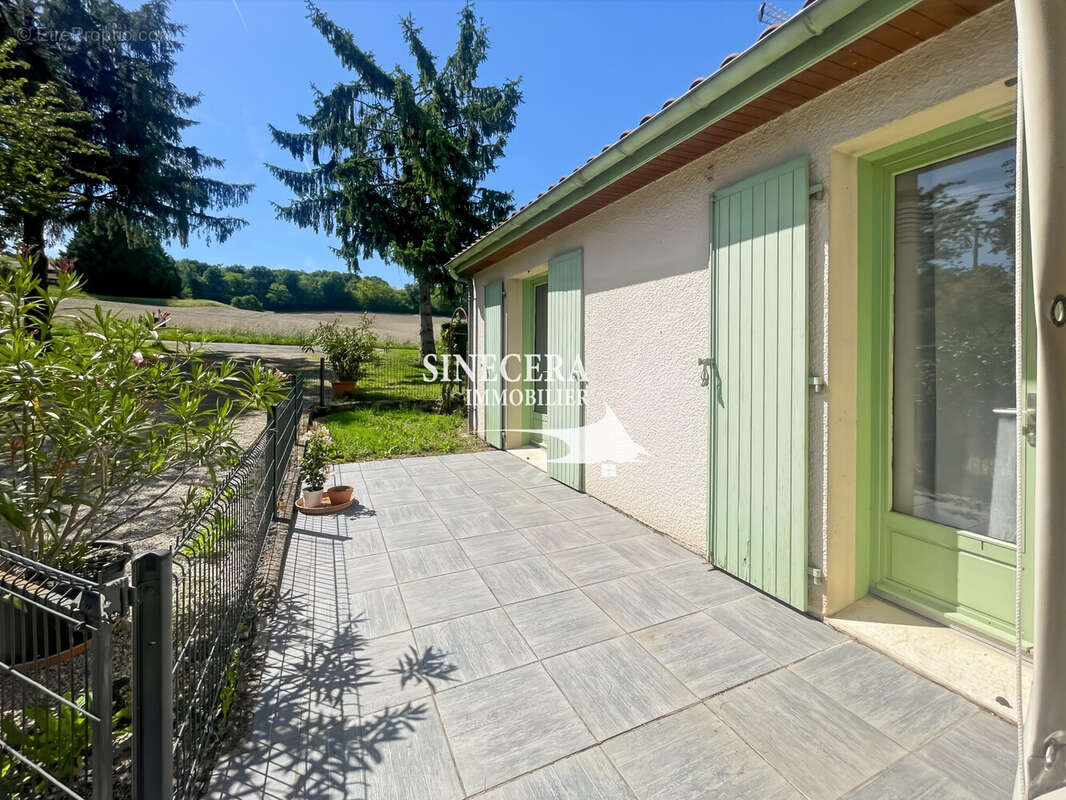 Maison 292 m² à Champagne-Et-Fontaine  - photo 2