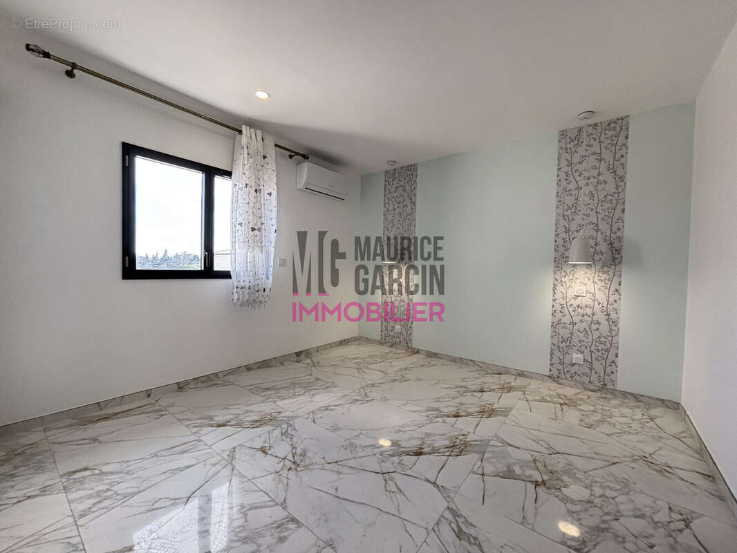 Maison à LAUDUN-L'ARDOISE