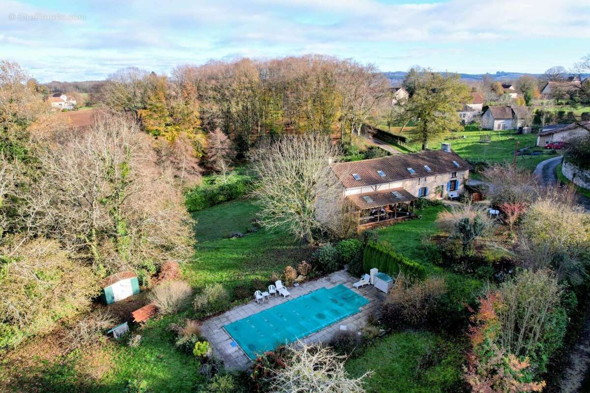 Maison à SAINT-PIERRE-DE-FRUGIE