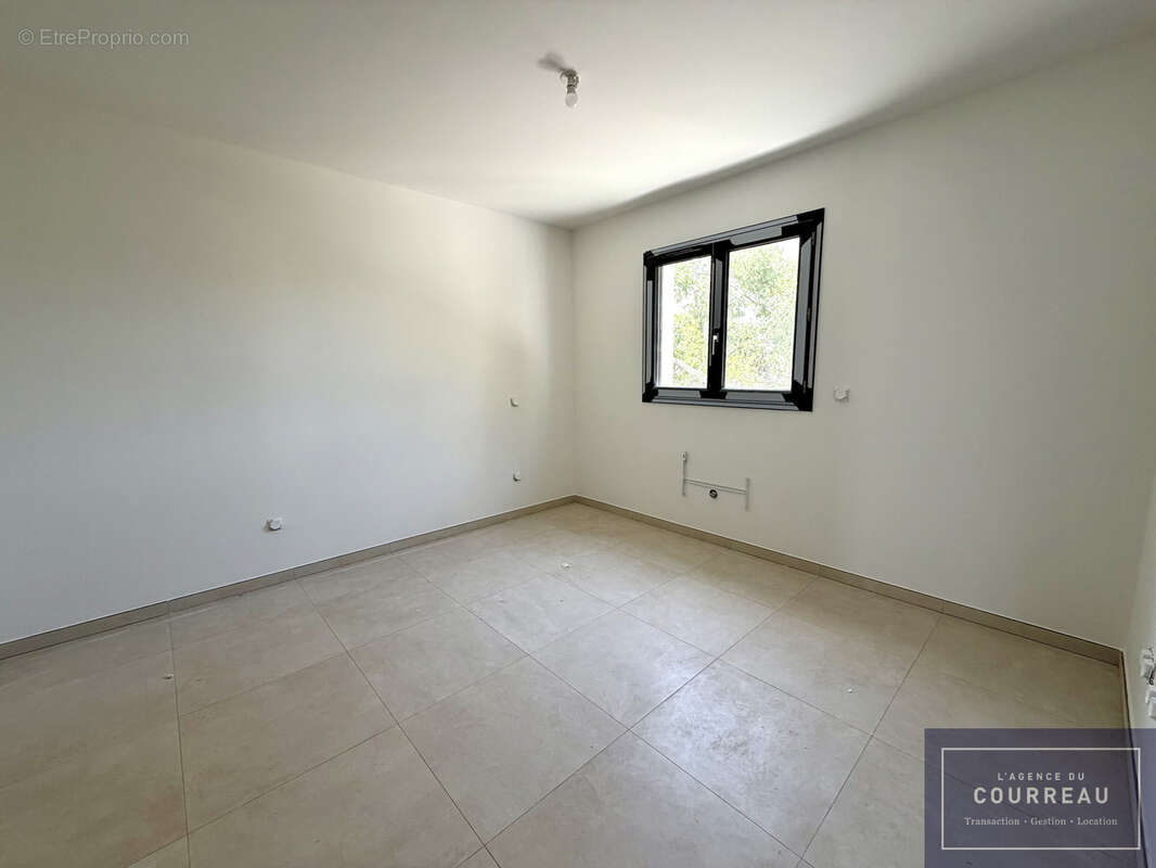 Villa F4 en R+1 neuve de 126 m2 avec jardin et stationnement - photo 7