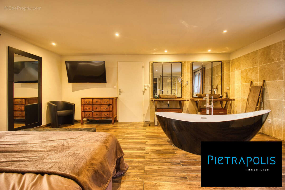 Maison à CRUZILLES-LES-MEPILLAT