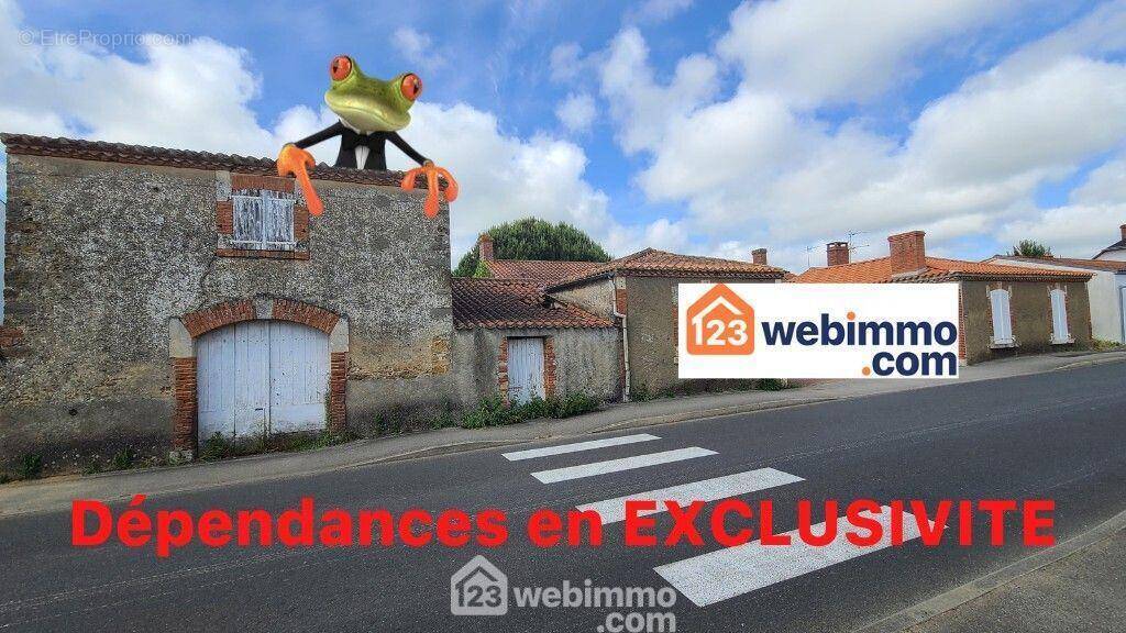 Remise sur deux étages avec annexe mitoyenne, à rénover. - Maison à TALMONT-SAINT-HILAIRE