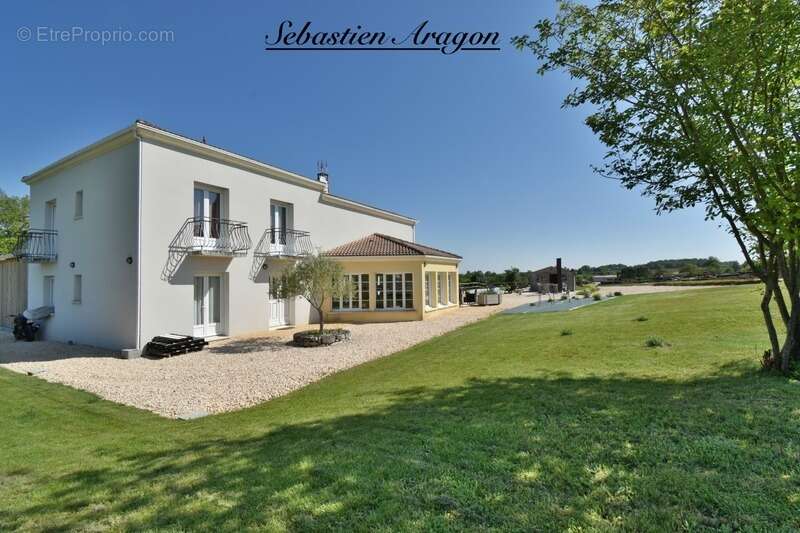 Villa contemporaine 250 m² – 5 chambres – 3 hectares – piscine 18 m – Villeneuve-sur-Lot (47) - photo 2