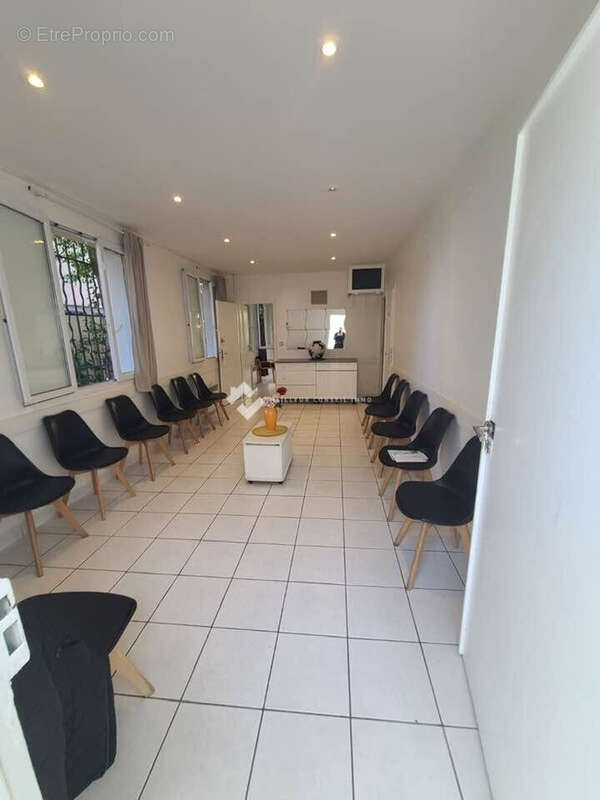 Commerce 61 m² à Chilly-Mazarin  - photo 2