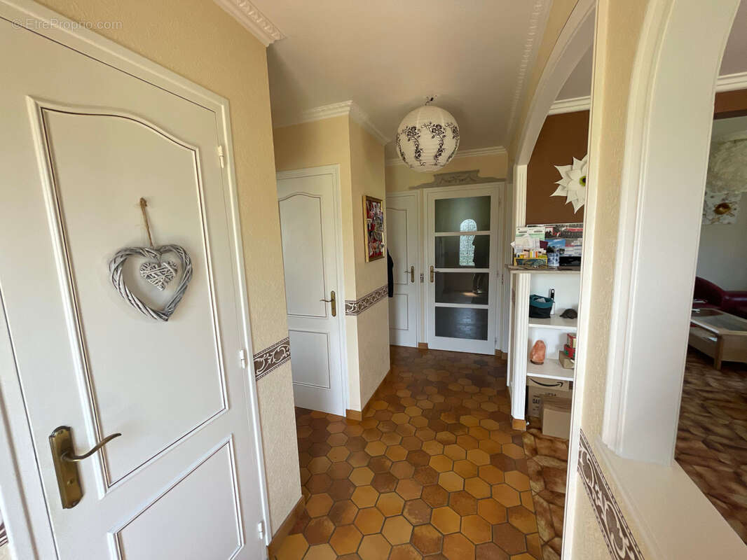 EXCLUSIVITÉ   Maison familiale de 116 m2 avec vie de plain-pied, sous-sol total et dépendances - photo 2