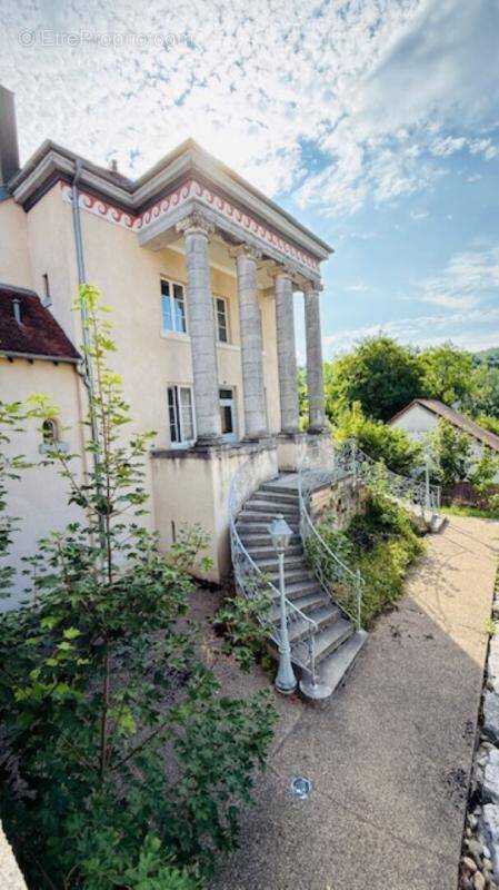 Dans un Ancien Château appartement 84 m² + Terrasse / Cave voûtée/Parking - photo 1