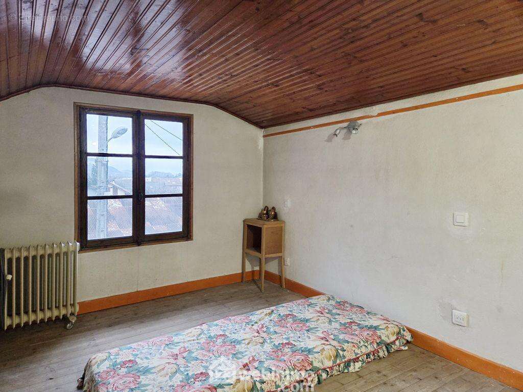 Le dernier étage possède une chambre mansardée et 2 greniers. - Maison à GRIGNON