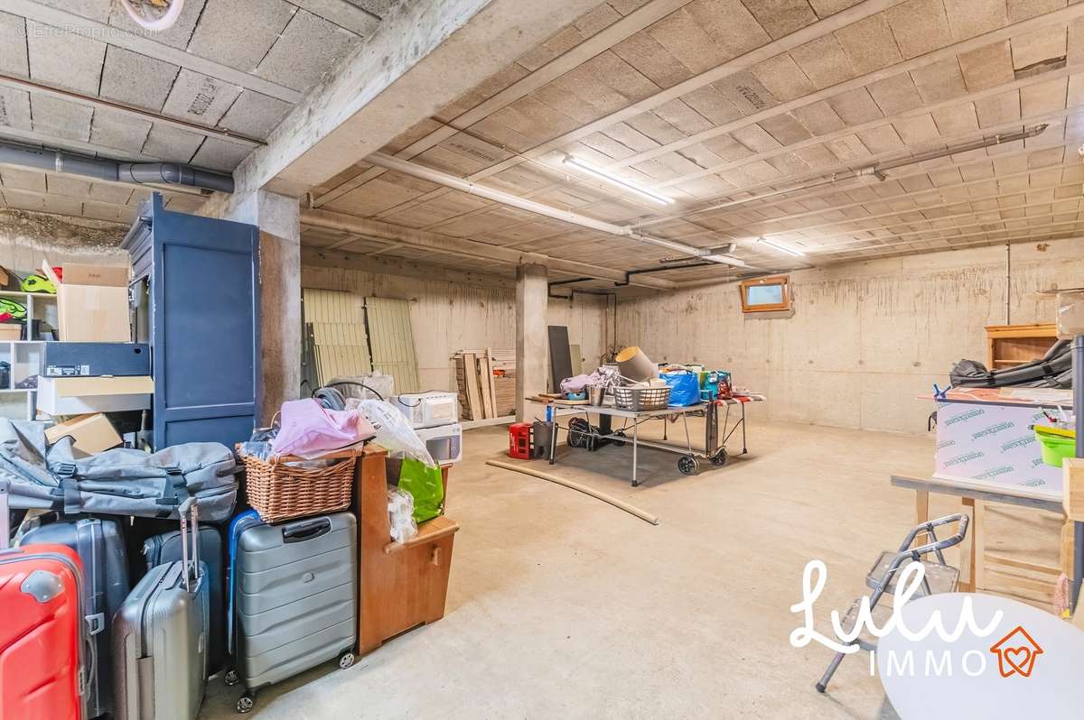 Ecully - Maison de 312 m2 habitable avec piscine, garage et cave - photo 26