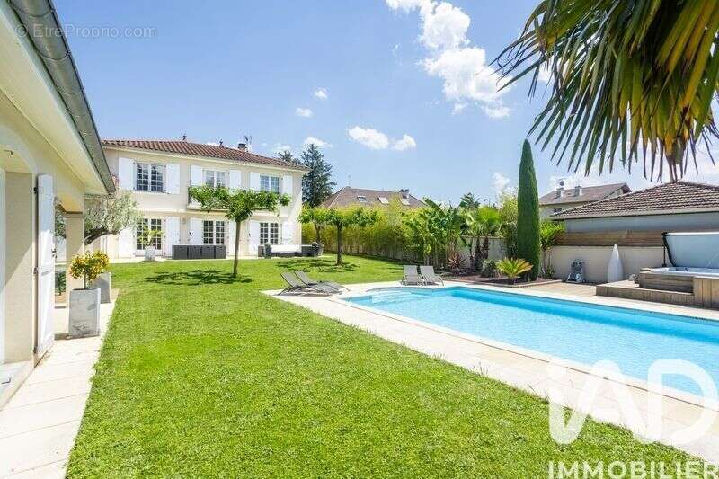 Photo 2 - Maison à SAINT-BONNET-LES-OULES