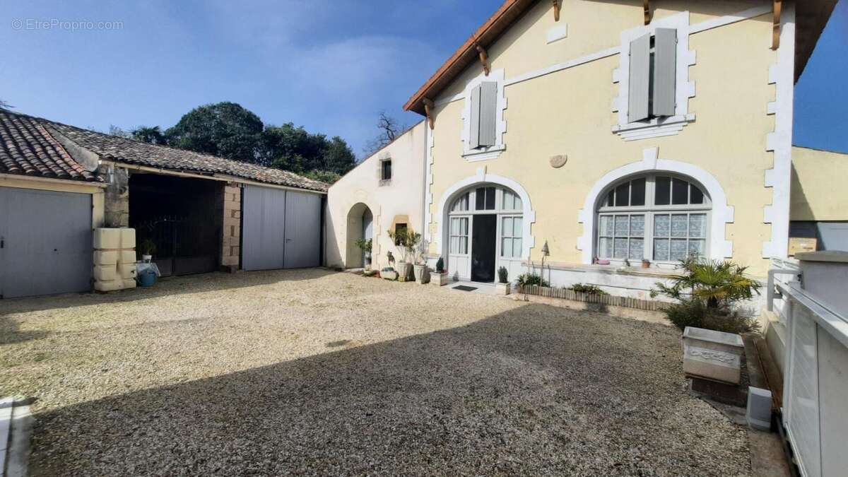 Ensemble immobilier - Lorignac 17240 - dépendances - garage camping car - photo 10