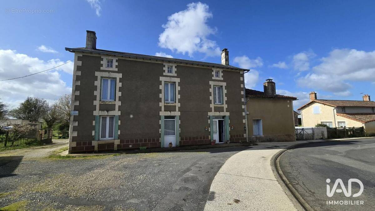 Photo 1 - Maison à CHAMPNIERS