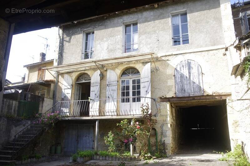 Maison à VIC-FEZENSAC