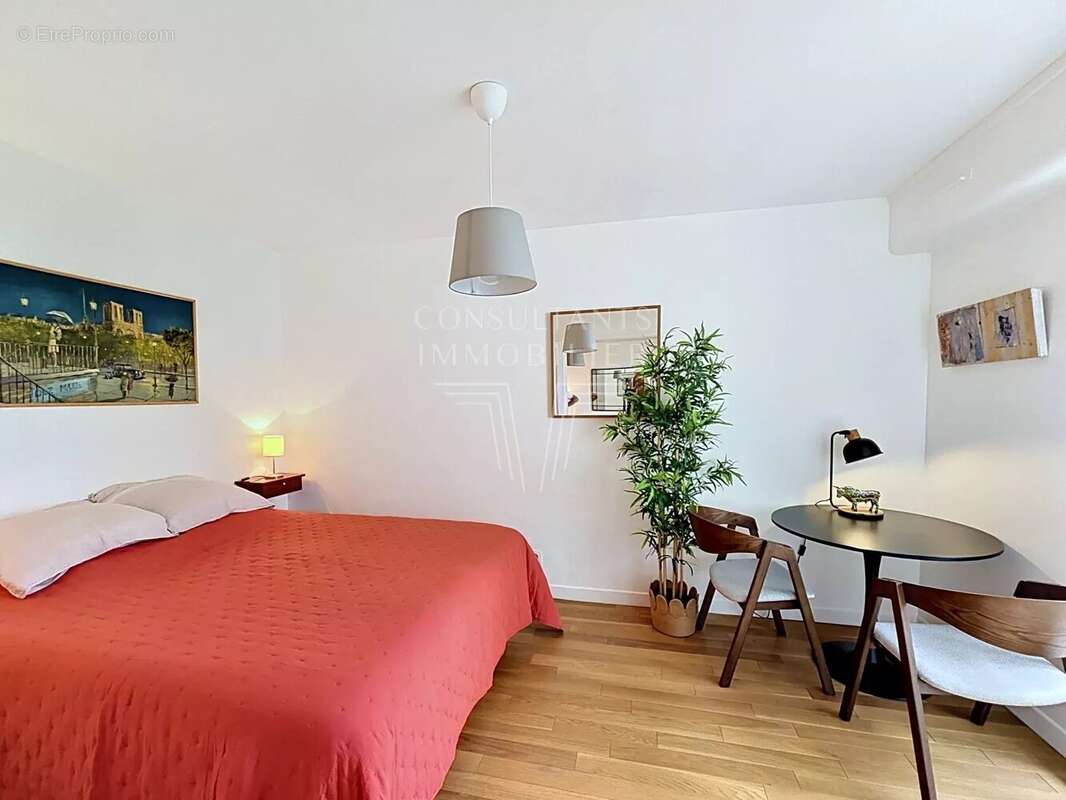 Appartement à PARIS-7E