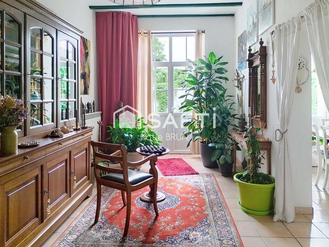 Maison 165 m² à Corme-Royal  - photo 5
