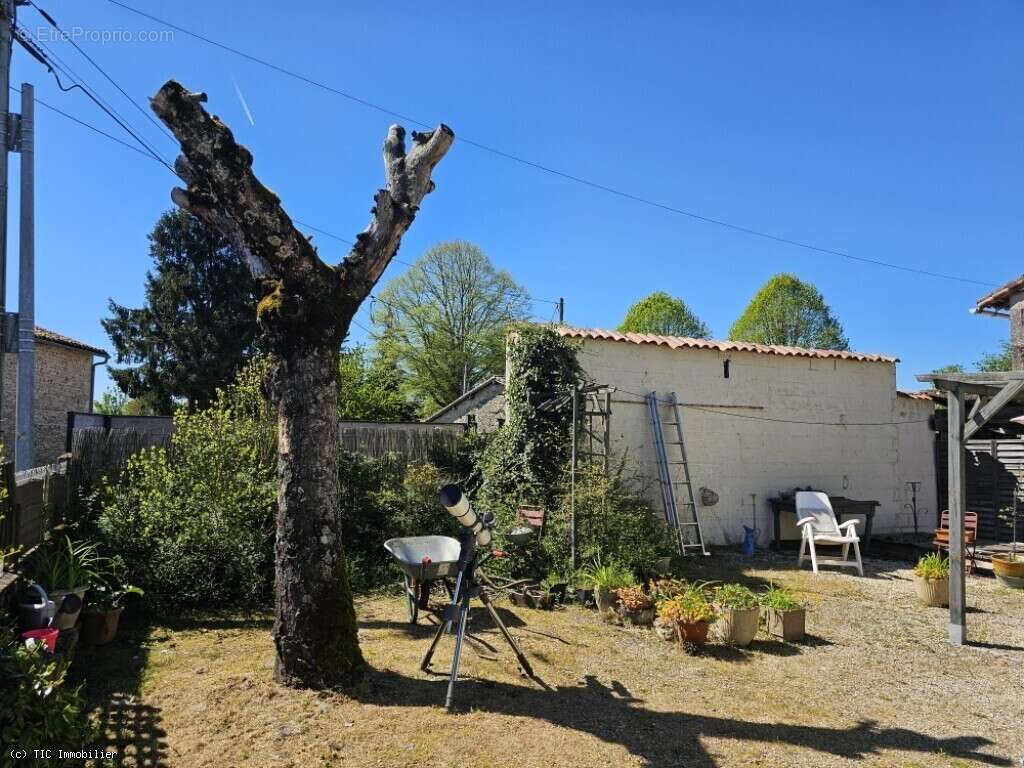 Maison à NANTEUIL-EN-VALLEE