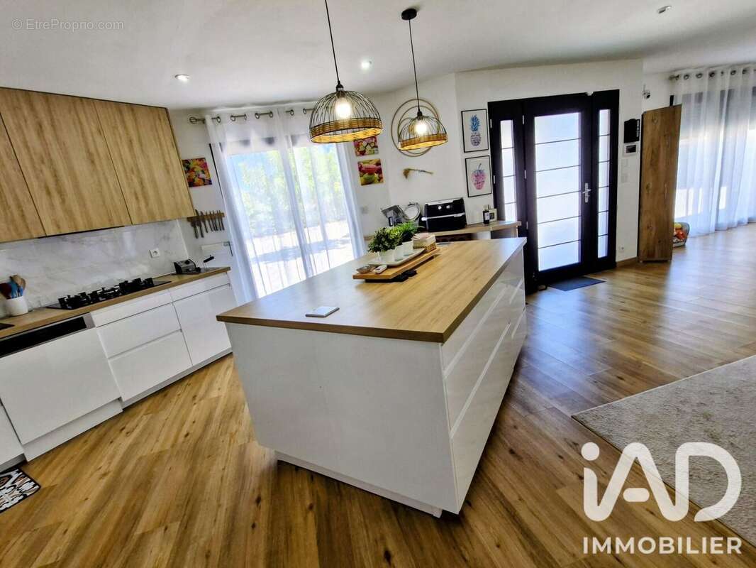 Maison 177 m² à Saint-Laurent-Des-Vignes  - photo 4