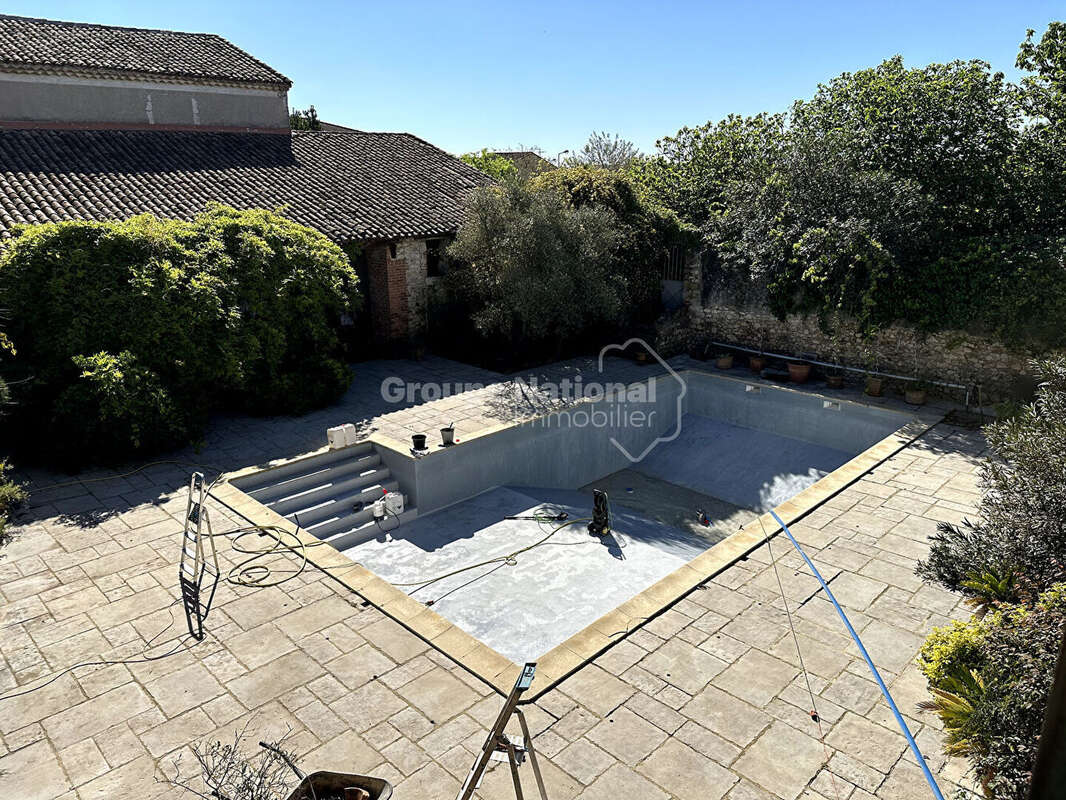 Mas 14 pièces avec cour et jardin - photo 9