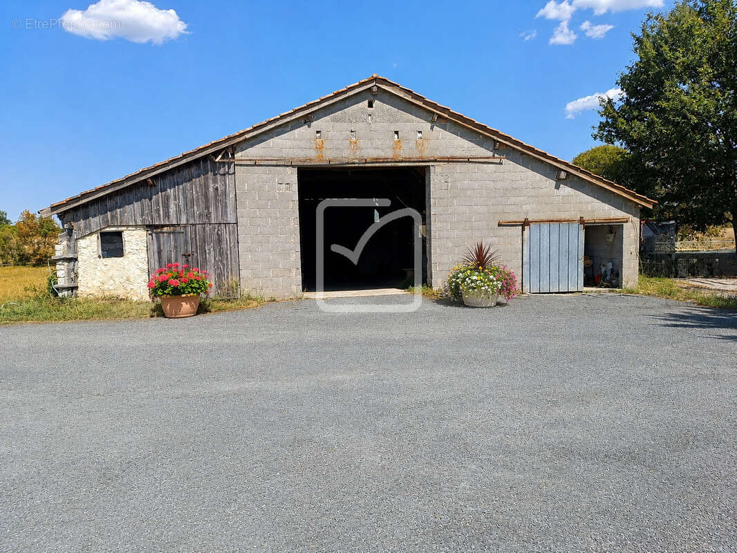 Rare   propriété équestre près de villeréal   20 ha   25 boxes   2 aires couvertes   2 habitations - photo 25