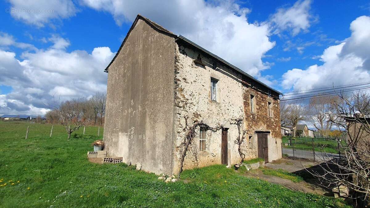 Grange a transformer avec pres de 4 ha de terrain - photo 7