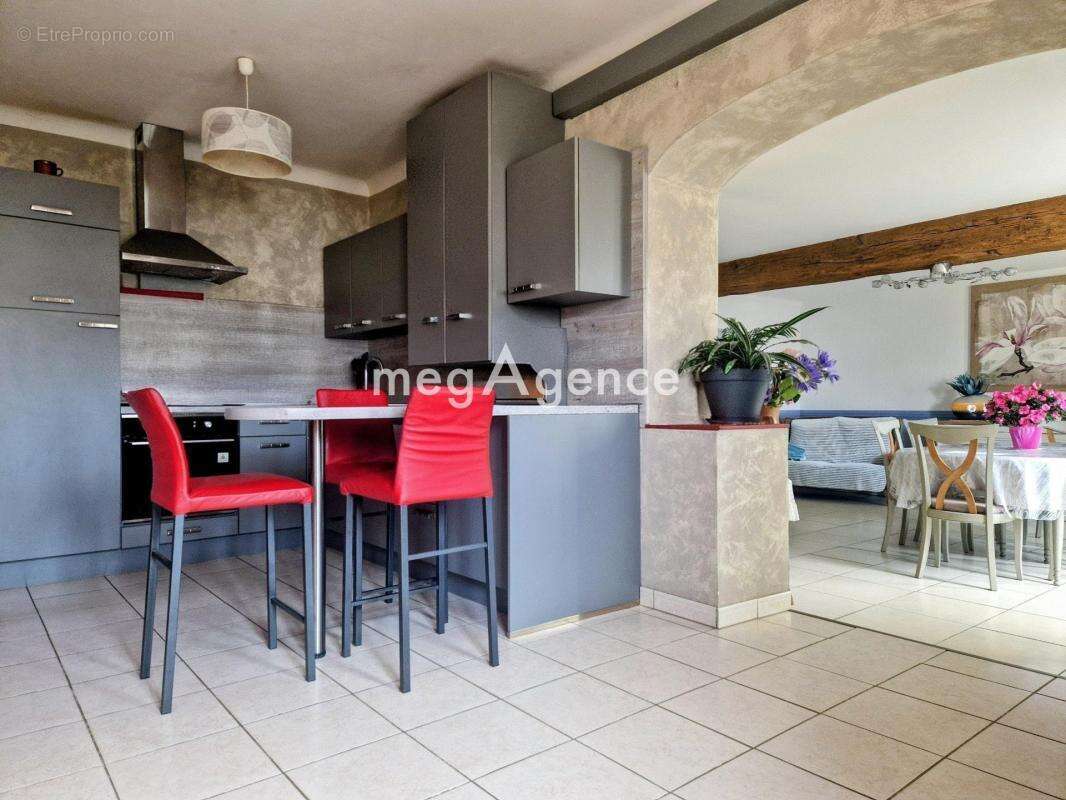 LONGUE JUMELLES centre ville. Lot de 2 maisons avec piscine sur un terrain de 1260 m² - photo 5