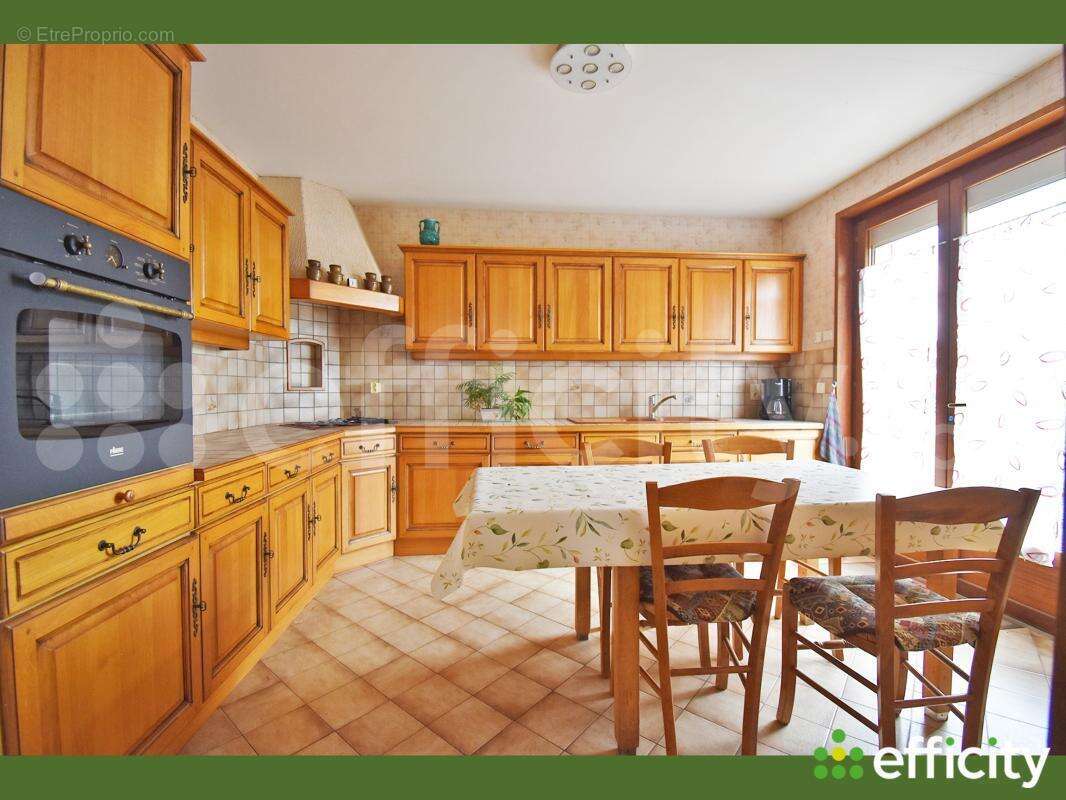 Maison 173 m² à Pomeys  - photo 4