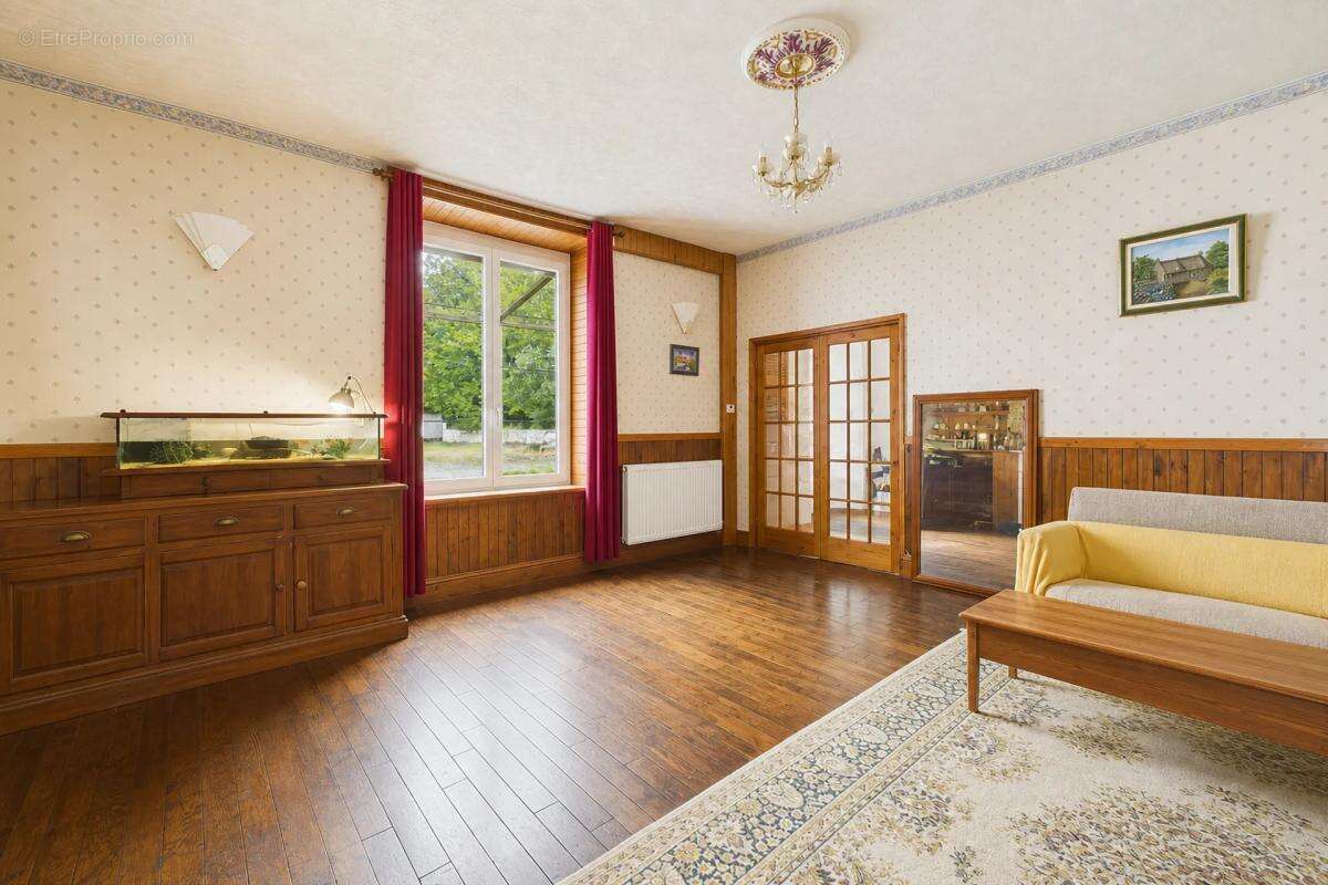 Maison à LA ROCHE-DERRIEN