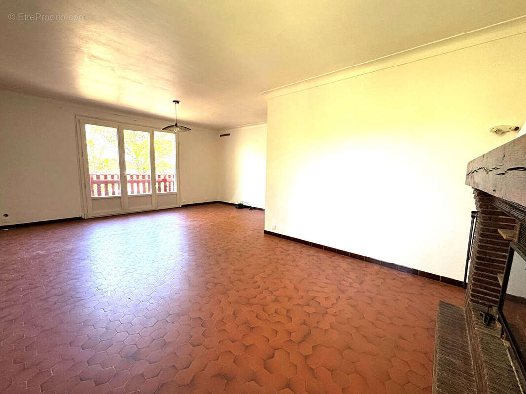 Maison L Isle Jourdain sur presque 3590 m² de terrain - photo 7