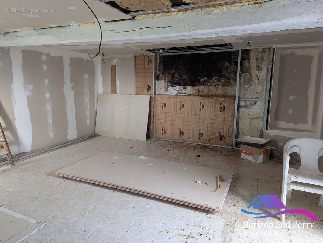 Séjour / cuisine à aménager - Maison à CROZON-SUR-VAUVRE