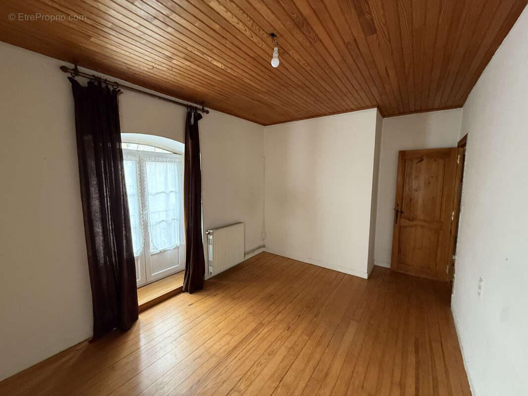 Maison à SAINT-JULIEN-CHAPTEUIL